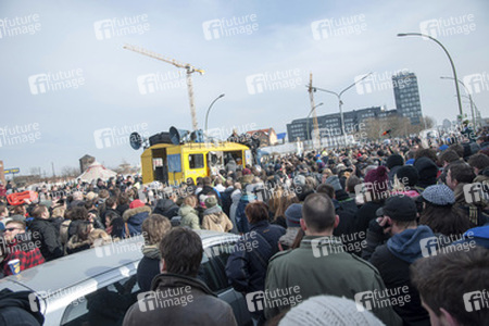 David Hasselhoff protestiert gegen Abbau der Berliner Mauer