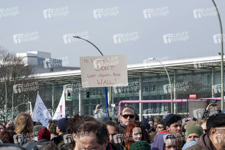 David Hasselhoff protestiert gegen Abbau der Berliner Mauer