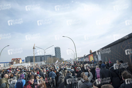 David Hasselhoff protestiert gegen Abbau der Berliner Mauer