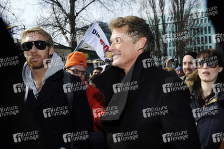 David Hasselhoff protestiert gegen Abbau der Berliner Mauer
