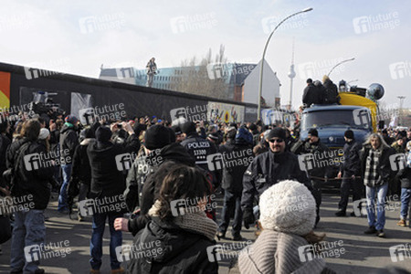 David Hasselhoff protestiert gegen Abbau der Berliner Mauer