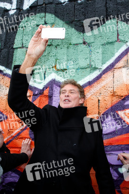 David Hasselhoff protestiert gegen Abbau der Berliner Mauer