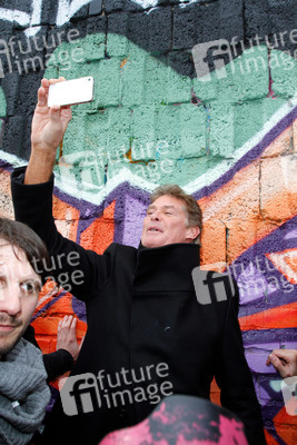 David Hasselhoff protestiert gegen Abbau der Berliner Mauer