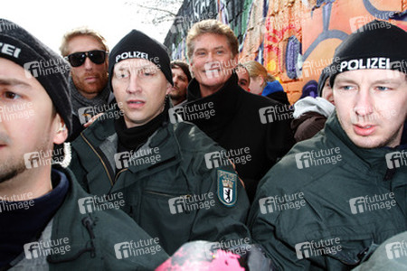 David Hasselhoff protestiert gegen Abbau der Berliner Mauer