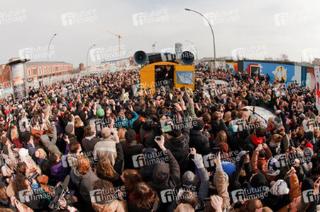 David Hasselhoff protestiert gegen Abbau der Berliner Mauer