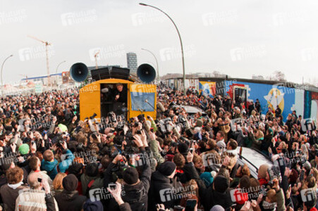 David Hasselhoff protestiert gegen Abbau der Berliner Mauer