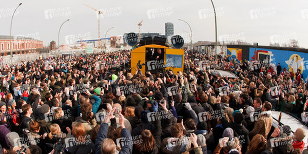 David Hasselhoff protestiert gegen Abbau der Berliner Mauer
