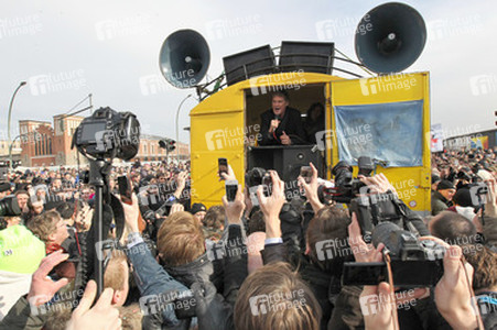 David Hasselhoff protestiert gegen Abbau der Berliner Mauer