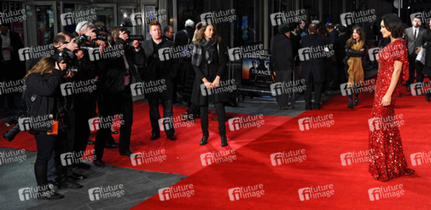 Rosario Dawson mit Fotografen