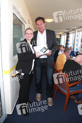 Ralf Moeller mit Einrichtungsleiterin Ariane Marschke
