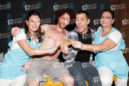 Steve-O / Stephen Glover mit Gisele Binkowski, Filippo Serra und Rosangela Perez