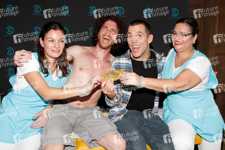 Steve-O / Stephen Glover mit Gisele Binkowski, Filippo Serra und Rosangela Perez