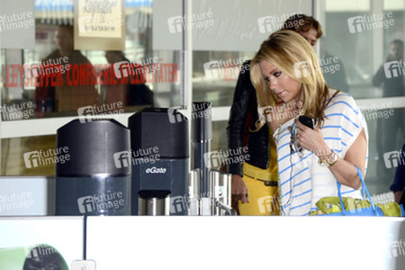 Sylvie van der Vaart am Flughafen, Köln