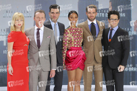 Alice Eve, Simon Pegg, Zachary Quinto, Zoe Saldana, Chris Pine