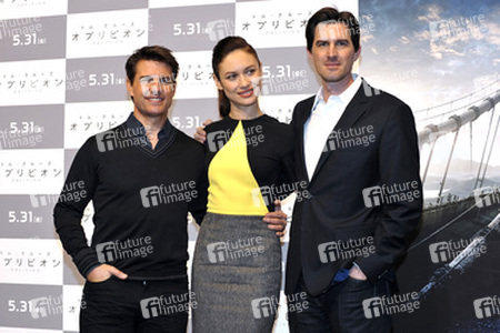 Tom Cruise, Olga Kurylenko, Joseph Kosinski
