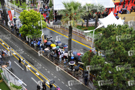 Festivalbesucher vor dem Palais des Festivals et des Congrès de Cannes