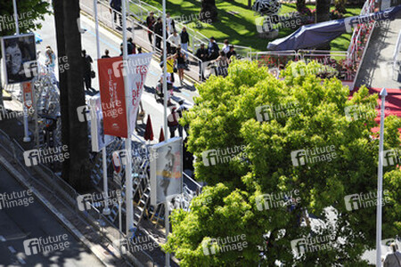 Besucher vor dem Palais des Festivals et des Congrès de Cannes