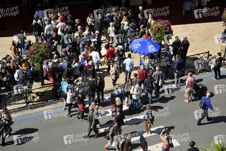 Besucher vor dem Palais des Festivals et des Congrès de Cannes