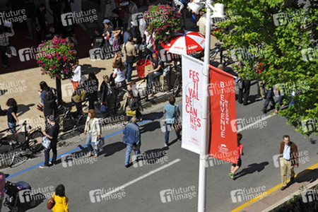 Besucher vor dem Palais des Festivals et des Congrès de Cannes