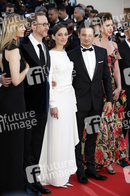 James Gray mit Gattin Alexandra Dickson Gray, Marion Cotillard, Jeremy Renner, Molly Conners