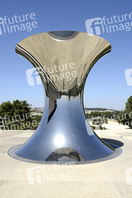 Skulptur aus poliertem Stahl