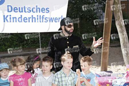 Schulranzenübergabe von und mit Harald Glööckler, Berlin