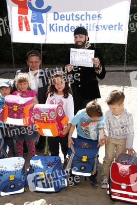 Schulranzenübergabe von und mit Harald Glööckler, Berlin