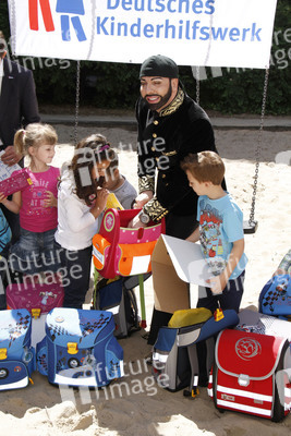 Schulranzenübergabe von und mit Harald Glööckler, Berlin