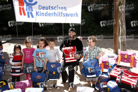 Schulranzenübergabe von und mit Harald Glööckler, Berlin