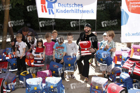 Schulranzenübergabe von und mit Harald Glööckler, Berlin