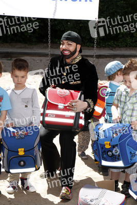 Schulranzenübergabe von und mit Harald Glööckler, Berlin