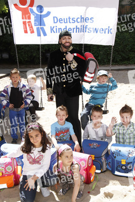 Schulranzenübergabe von und mit Harald Glööckler, Berlin