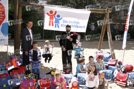 Schulranzenübergabe von und mit Harald Glööckler, Berlin
