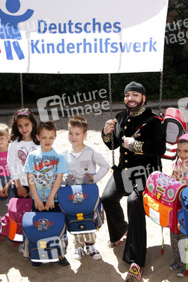 Schulranzenübergabe von und mit Harald Glööckler, Berlin