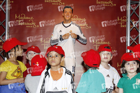 Enthülung der Wachsfigur von Mesut Oezil, Berlin