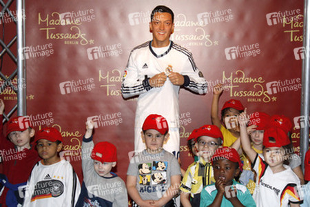 Enthülung der Wachsfigur von Mesut Oezil, Berlin