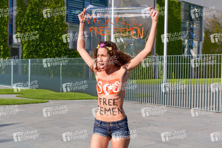 Femen Protest am Bundeskanzleramt, Berlin