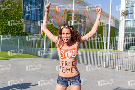 Femen Protest am Bundeskanzleramt, Berlin