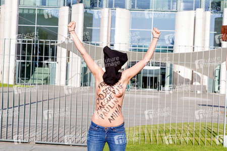 Femen Protest am Bundeskanzleramt, Berlin