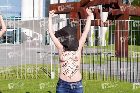 Femen Protest am Bundeskanzleramt, Berlin