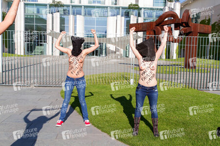 Femen Protest am Bundeskanzleramt, Berlin
