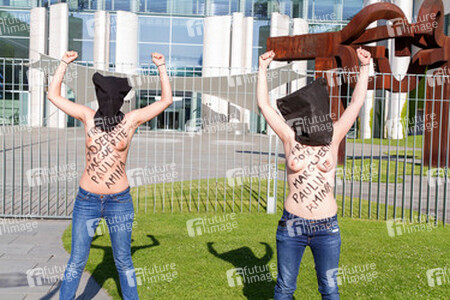 Femen Protest am Bundeskanzleramt, Berlin