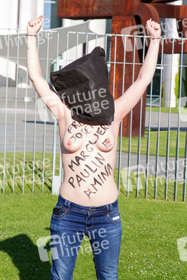 Femen Protest am Bundeskanzleramt, Berlin