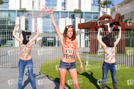 Femen Protest am Bundeskanzleramt, Berlin