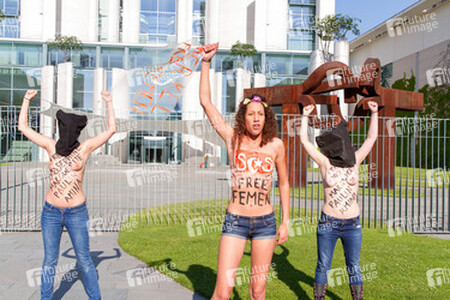 Femen Protest am Bundeskanzleramt, Berlin
