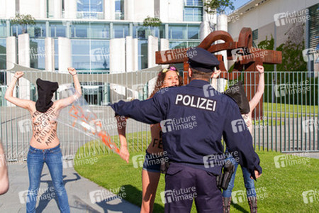 Femen Protest am Bundeskanzleramt, Berlin