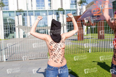 Femen Protest am Bundeskanzleramt, Berlin