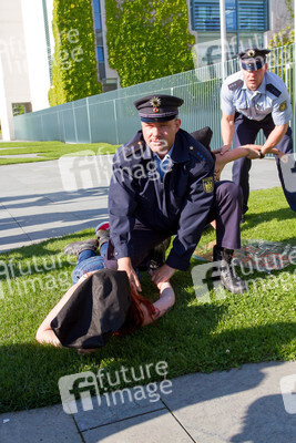 Femen Protest am Bundeskanzleramt, Berlin