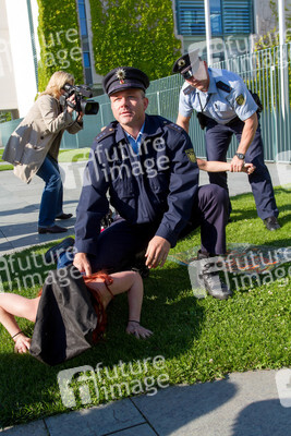 Femen Protest am Bundeskanzleramt, Berlin