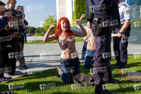 Femen Protest am Bundeskanzleramt, Berlin
